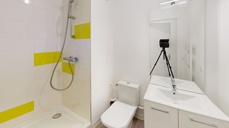 Logement d`une surface pondérée de 28,26 m² composée d`une partie privative avec une salle d`eau (wc, douche, lavabo), meublée avec un lit 120X200 avec 2 tiroirs, un sommier et un matelas, un chevet, un bureau avec étagères et une chaise. La partie collective est meublée avec un canapé fixe 3 places, une table basse, un meuble bas pour TV, deux chauffeuses et une table bar avec 4 tabourets hauts. et une cuisine équipée (évier, plan de travail, crédence, meubles hauts et bas, réfrigérateur 2 portes, lave vaisselle, micro-onde, vaisselle pour 6 personnes).